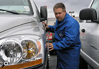 Mike &uuml;berpr&uuml;ft Karosserie